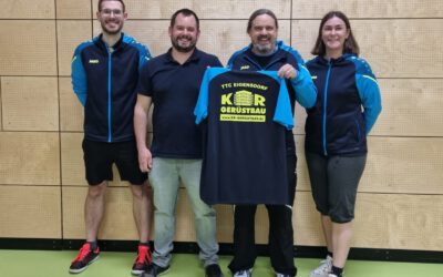 Übergabe des neuen Spieltrikots, gesponsert durch KR Gerüstbau